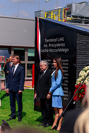 Jaroslaw and Marta Kaczynski, and to their left Polskie LNG chief Tomasz Stepien on June 18, at the dedication ceremony to Poland's late President Lech Kaczynski (Photo credit: Polskie LNG)